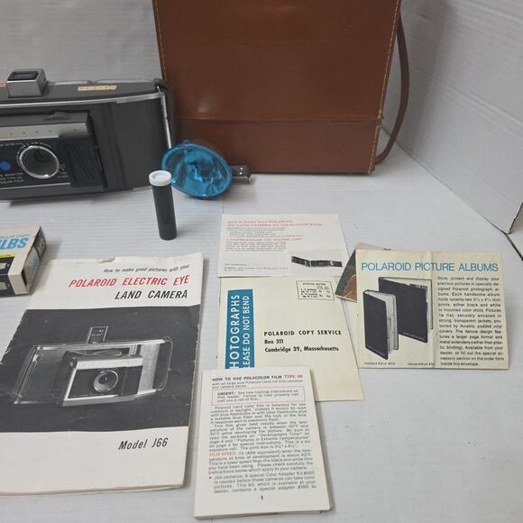 Vintage Polaroid Land Camera W Case Manual & Flashbulbs Model J66 Untested AS IS - Picture 5 of 16